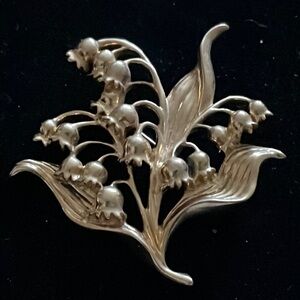 Elegant Gold Floral Brooch
